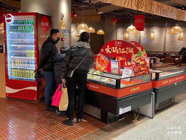 線下，昆明人“抗寒大作戰(zhàn)”，線上，云南保暖類商品銷量增速排名全國第一位（春城晚報-開屏新聞記者 朱婉琪 攝影報道）