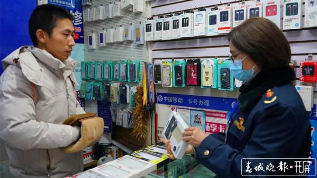 官渡區(qū)“三級(jí)聯(lián)動(dòng)”對(duì)火車站周邊充電寶市場(chǎng)進(jìn)行執(zhí)法檢查 (1)_副本.jpg