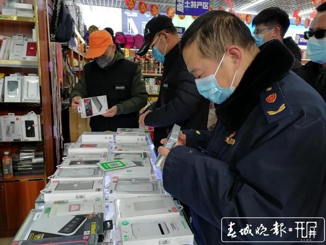 官渡區(qū)“三級(jí)聯(lián)動(dòng)”對(duì)火車站周邊充電寶市場(chǎng)進(jìn)行執(zhí)法檢查.jpg