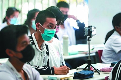 在位于北京市海淀區(qū)的清華大學(xué)附屬中學(xué)，學(xué)生在上語(yǔ)文課。新華社發(fā)