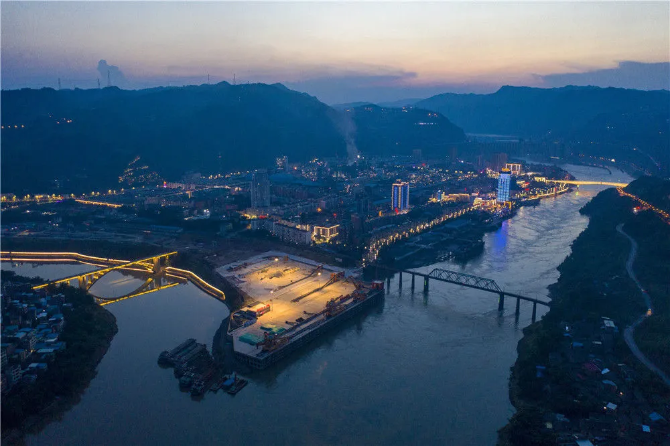 “萬里長江第一港”水富港擴(kuò)能工程穩(wěn)步推進(jìn)，建成后將成為云南最大內(nèi)陸港口和多式聯(lián)運的樞紐（無人機(jī)照片）。新華社記者 江文耀 攝