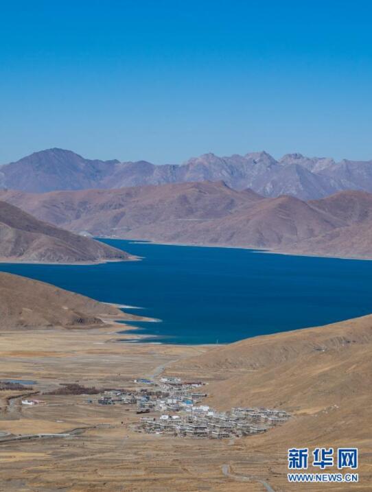 這是1月10日拍攝的羊卓雍錯湖邊的村莊。