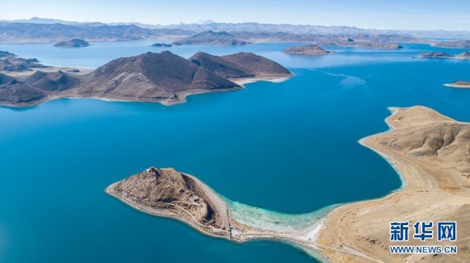 這是1月10日拍攝的羊卓雍錯景色（無人機(jī)照片）。