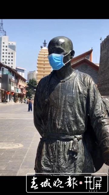 昆明市中心銅像被戴上口罩 劉嘉 實(shí)習(xí)生 穆華芳 肖睿 攝