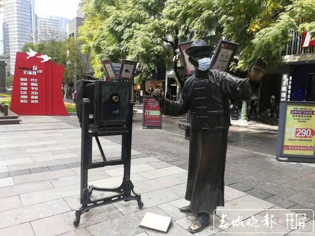 昆明市中心銅像被戴上口罩 劉嘉 實(shí)習(xí)生 穆華芳 肖睿 攝