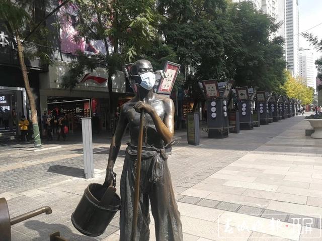 昆明市中心銅像被戴上口罩 劉嘉 實(shí)習(xí)生 穆華芳 肖睿 攝