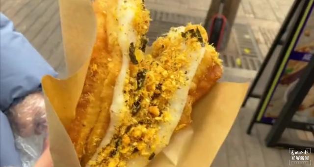 “這種吃法也算新奇”油條“撞”麻糍，網(wǎng)紅小吃登錄昆明（春城晚報(bào)-開屏新聞?dòng)浾?劉嘉 實(shí)習(xí)生 肖睿 穆華芳 攝影報(bào)道）