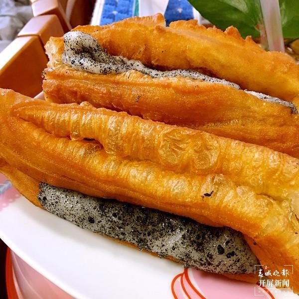 “這種吃法也算新奇”油條“撞”麻糍，網(wǎng)紅小吃登錄昆明（春城晚報(bào)-開屏新聞?dòng)浾?劉嘉 實(shí)習(xí)生 肖睿 穆華芳 攝影報(bào)道）