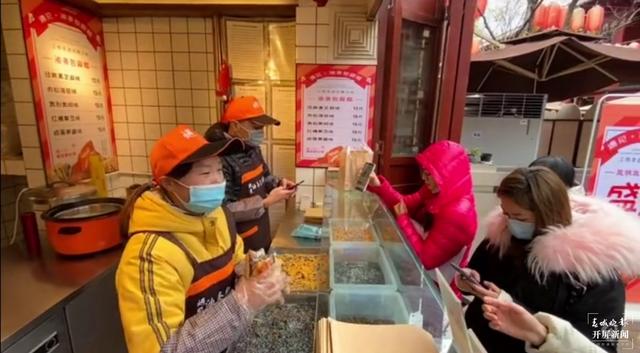 “這種吃法也算新奇”油條“撞”麻糍，網(wǎng)紅小吃登錄昆明（春城晚報(bào)-開屏新聞?dòng)浾?劉嘉 實(shí)習(xí)生 肖睿 穆華芳 攝影報(bào)道）