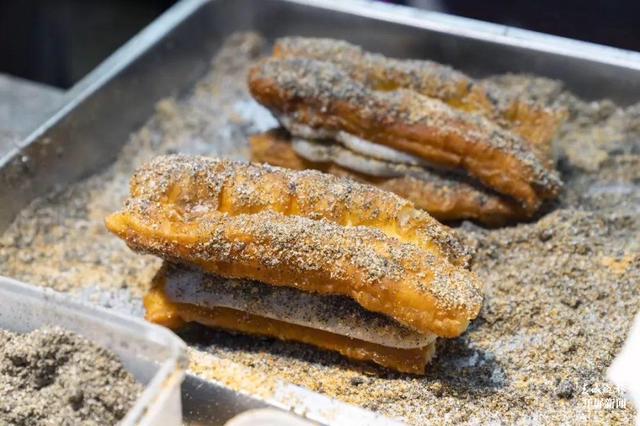 “這種吃法也算新奇”油條“撞”麻糍，網(wǎng)紅小吃登錄昆明（春城晚報(bào)-開屏新聞?dòng)浾?劉嘉 實(shí)習(xí)生 肖睿 穆華芳 攝影報(bào)道）