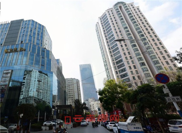 在金鷹B座吃飯，去對(duì)面的龍園豪宅玩劇本殺，是許多昆明年輕人的周末常態(tài)