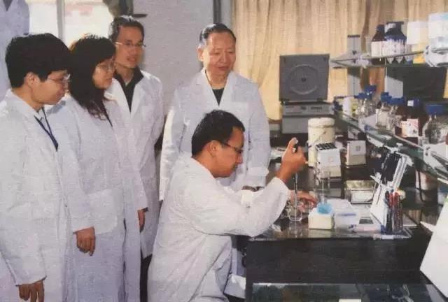 2008年,盧永根在實(shí)驗(yàn)室指導(dǎo)學(xué)生 圖源:南方日?qǐng)?bào)