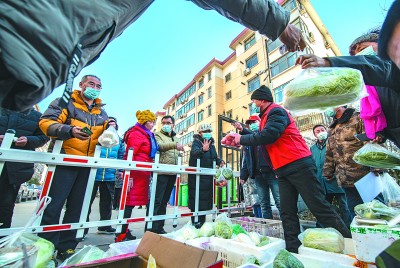 河北:無數(shù)“一臂之力”筑起抗疫防線 河北:無數(shù)“一臂之力”筑起抗疫防線