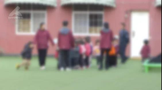 只因吃飯慢，5歲男童被老師踢傷？