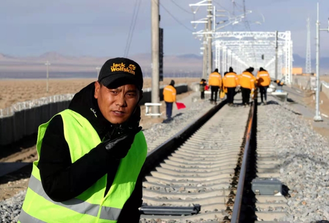 戴黨徽的“天梯”鐵路守隧人 戴黨徽的“天梯”鐵路守隧人
