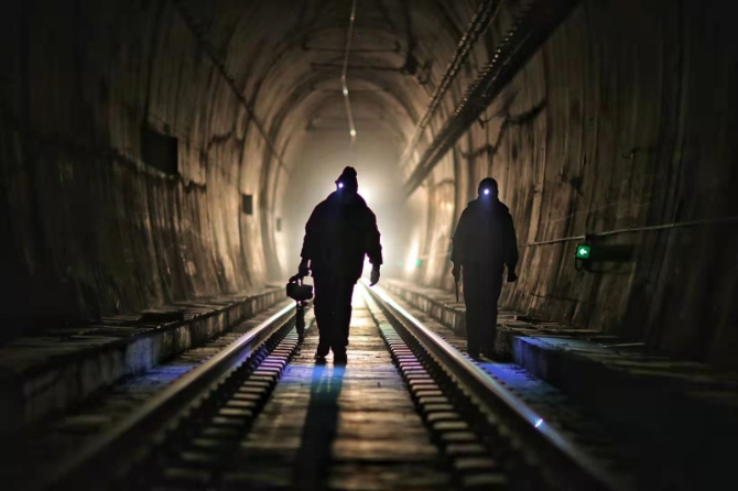 戴黨徽的“天梯”鐵路守隧人 戴黨徽的“天梯”鐵路守隧人