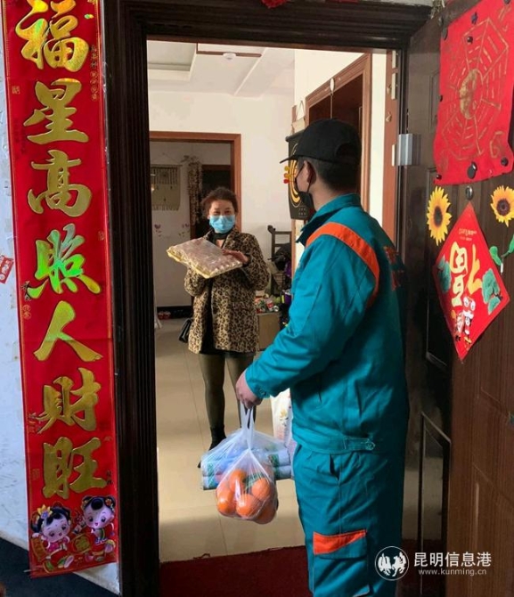 疫情期間燃?xì)夤ぷ魅藛T主動(dòng)為居民送菜保供