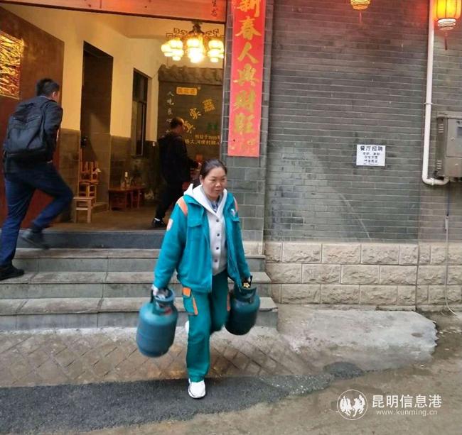 一名女性工作人員送氣上門