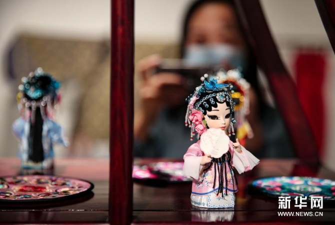 這是1月27日在澳大利亞悉尼中國文化中心拍攝的“水韻江蘇·尋趣非遺”文創(chuàng)展上的文創(chuàng)產(chǎn)品。新華社記者 白雪飛 攝