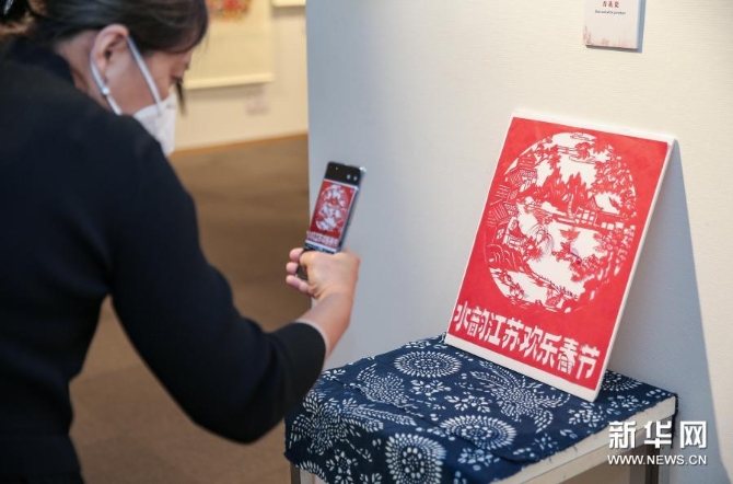 1月27日，觀眾在澳大利亞悉尼中國文化中心參觀“水韻江蘇·尋趣非遺”文創(chuàng)展。新華社記者 白雪飛 攝