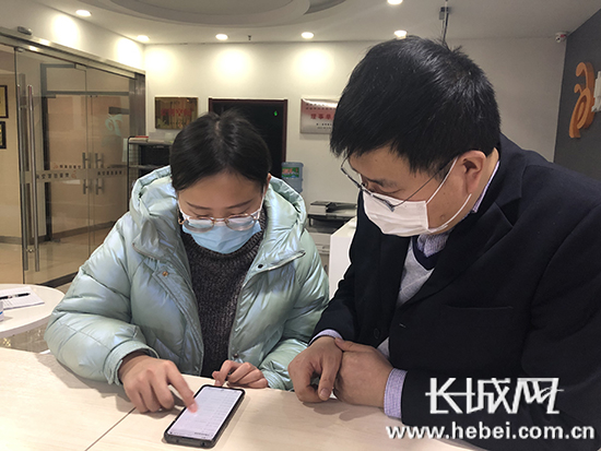 工作人員正在微信平臺上為企業(yè)預(yù)約市場服務(wù)綜合業(yè)務(wù)的辦理時間。實習(xí)記者 張佳 攝