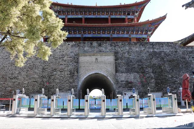大理古城智能道閘(春城晚報(bào)-開屏新聞?dòng)浾?秦蒙琳 通訊員 楊旭芬 攝)