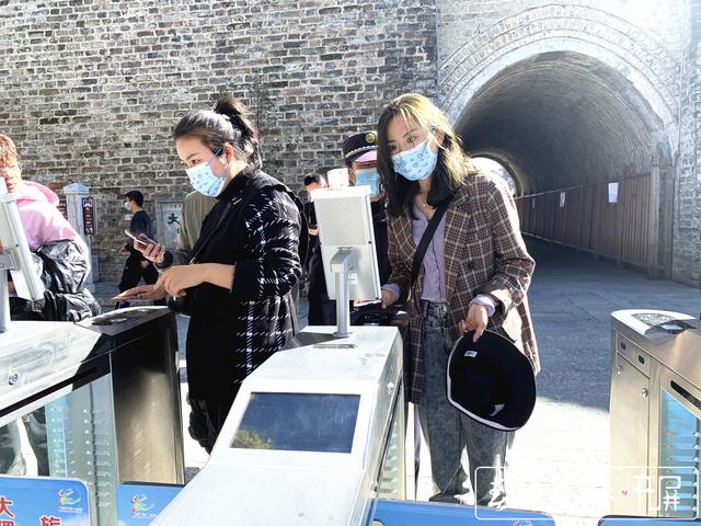 大理古城智能道閘(春城晚報(bào)-開屏新聞?dòng)浾?秦蒙琳 通訊員 楊旭芬 攝)