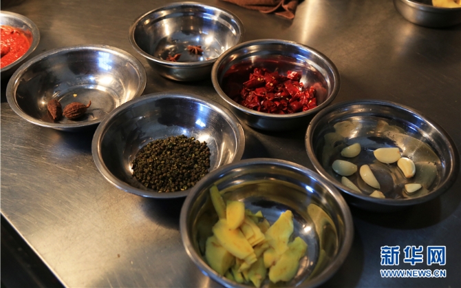 制作糊辣魚需要的佐料（1月6日攝）。新華網(wǎng)發(fā)（李娜 攝）