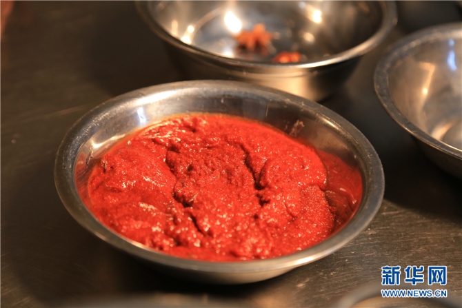 葛正袁家自制的老醬（1月6日攝）。新華網(wǎng)發(fā)（李娜 攝）