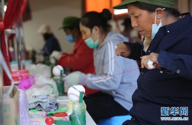 　1月27日，云南怒江傈僳族自治州瀘水市群眾在葉子花安置點的棒球縫制車間工作。