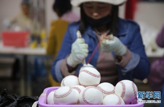 　1月27日，云南怒江傈僳族自治州瀘水市群眾在葉子花安置點的棒球縫制車間工作。1