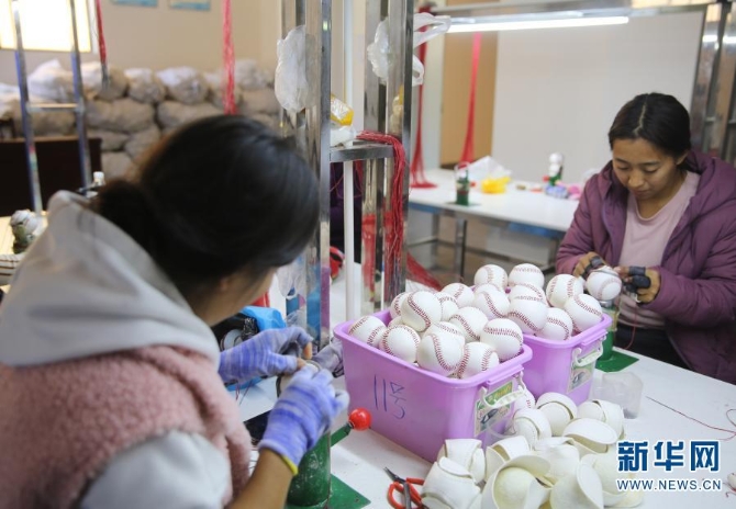 1月27日，云南怒江傈僳族自治州瀘水市群眾在城墻壩安置點的棒球縫制車間工作。