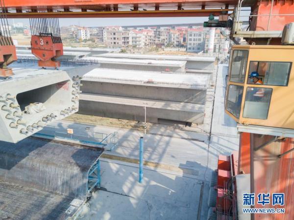 高鐵建設(shè)工地上的提梁機(jī)司機(jī)：舉重若輕高空中