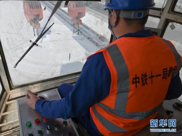 高鐵建設(shè)工地上的提梁機(jī)司機(jī)：舉重若輕高空中
