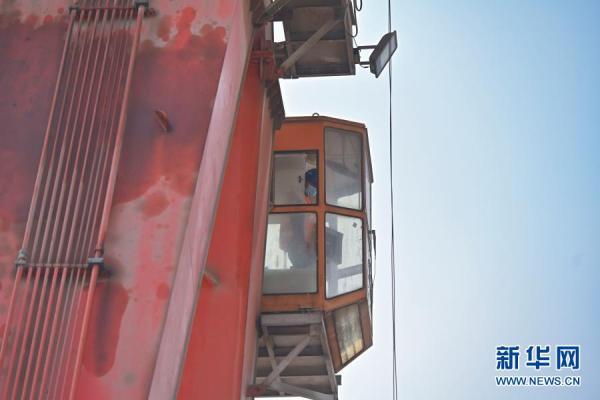 高鐵建設(shè)工地上的提梁機(jī)司機(jī)：舉重若輕高空中