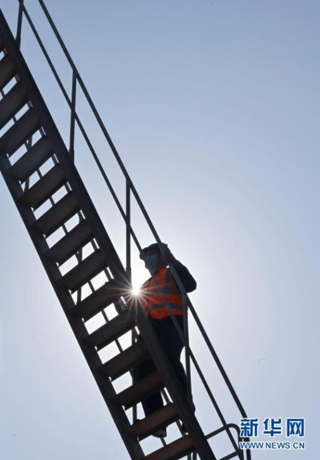 高鐵建設(shè)工地上的提梁機(jī)司機(jī)：舉重若輕高空中