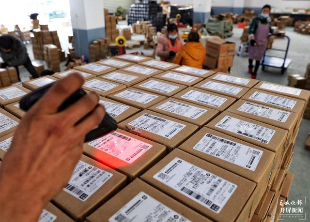 消費(fèi)者線上購(gòu)購(gòu)購(gòu)，昆明多家電商平臺(tái)“年貨節(jié)”春節(jié)不打烊