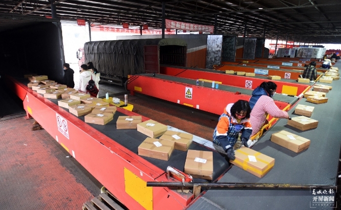 消費(fèi)者線上購(gòu)購(gòu)購(gòu)，昆明多家電商平臺(tái)“年貨節(jié)”春節(jié)不打烊