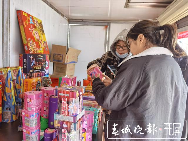 昆明煙花爆竹熱銷，銷量同比上漲近40%！（記者：劉文波 攝影報道）