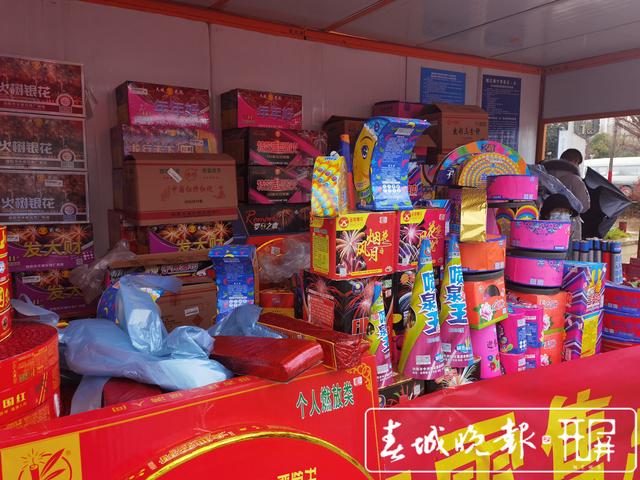 昆明煙花爆竹熱銷，銷量同比上漲近40%！（記者：劉文波 攝影報道）