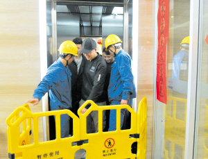 電梯應(yīng)急救援演練。 資料圖