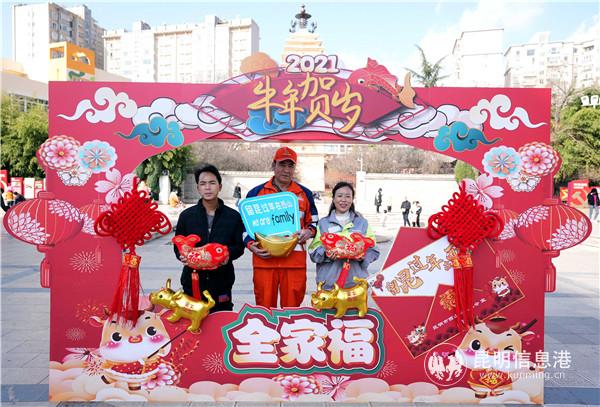 敖美英一家三口拍全家福