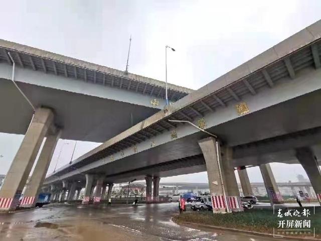 昆明交通樞紐大“動(dòng)脈”——呈（貢）黃（土坡）路建成通車(chē)（春城晚報(bào)-開(kāi)屏新聞?dòng)浾?王磊 通訊員 王雪峰 攝影報(bào)道6.jpg