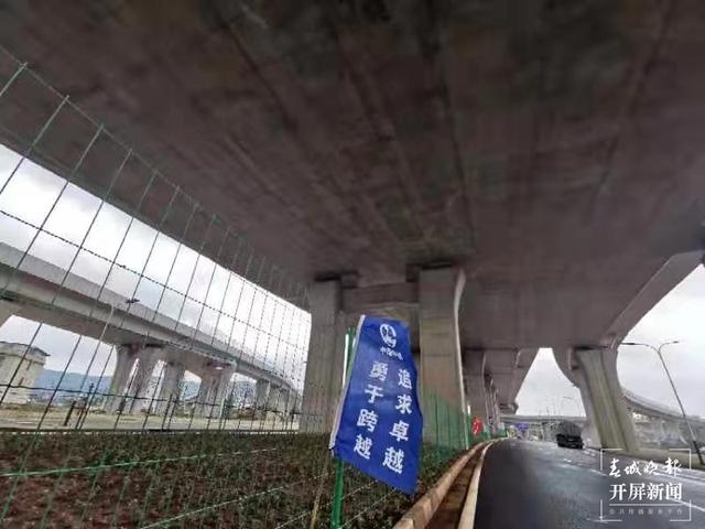 昆明交通樞紐大“動(dòng)脈”——呈（貢）黃（土坡）路建成通車(chē)（春城晚報(bào)-開(kāi)屏新聞?dòng)浾?王磊 通訊員 王雪峰 攝影報(bào)道2.jpg