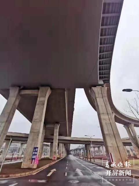 昆明交通樞紐大“動(dòng)脈”——呈（貢）黃（土坡）路建成通車(chē)（春城晚報(bào)-開(kāi)屏新聞?dòng)浾?王磊 通訊員 王雪峰 攝影報(bào)道5.jpg