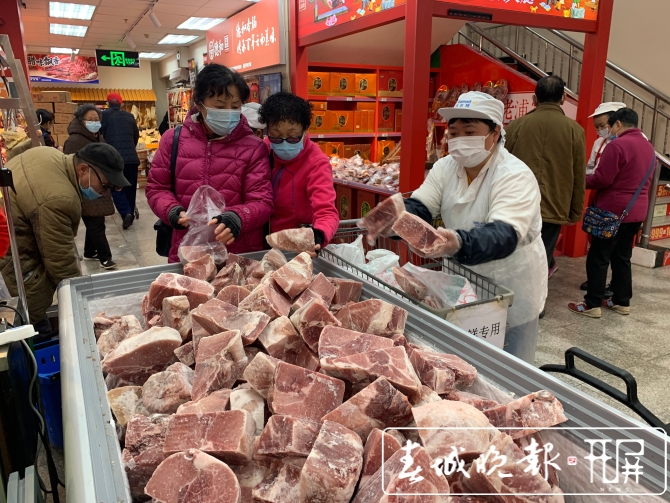 記者幫你探好了，節(jié)前年貨市場貨足、價穩(wěn)！