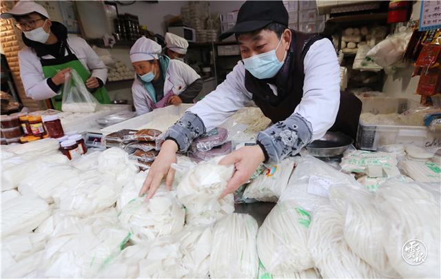 最是人間煙火氣！昆明篆新農(nóng)貿(mào)市場熱鬧非凡年味濃（記者：楊崢 攝影報道4.jpg