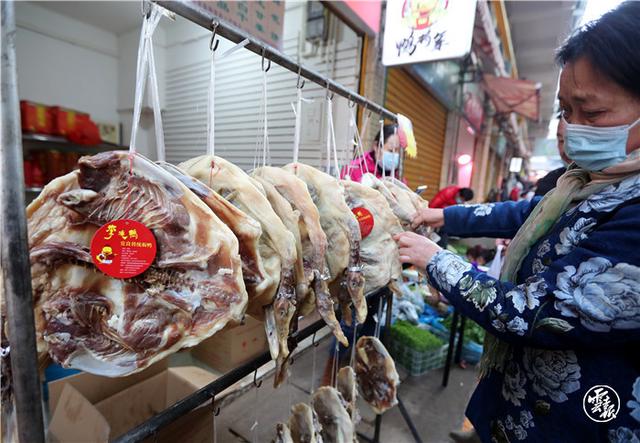 最是人間煙火氣！昆明篆新農(nóng)貿(mào)市場熱鬧非凡年味濃（記者：楊崢 攝影報道5.jpg