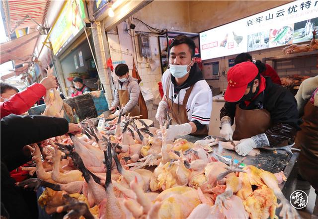最是人間煙火氣！昆明篆新農(nóng)貿(mào)市場熱鬧非凡年味濃（記者：楊崢 攝影報道7.jpg