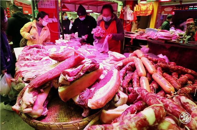最是人間煙火氣！昆明篆新農(nóng)貿(mào)市場熱鬧非凡年味濃（記者：楊崢 攝影報道9.jpg